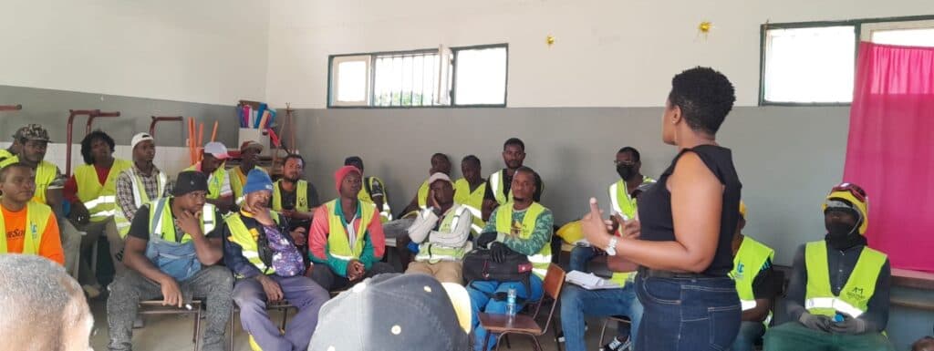 Trabalhadores da construção civil recebem formação sobre VBG, saúde e segurança no trabalho no âmbito do Programa de Regeneração de Habitat nos bairros do Pensamento  e São Pedro
